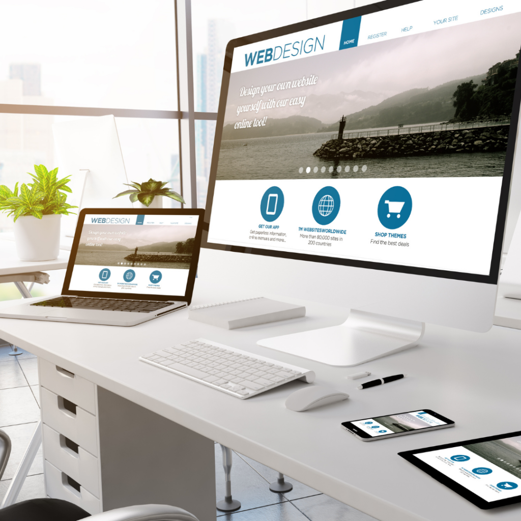 Schreibtisch - mit Website auf Tablet , Desktop und Handy
